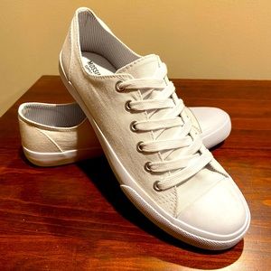 NEW Womens size 8 white sneakers